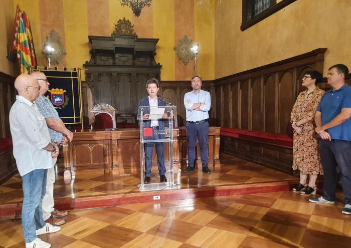 El consejero de Vivienda, José Luis Soro, y el alcalde de Huesca, Luis Felipe, firman el convenio para la creación de la Oficina de la Vivienda en Huesca