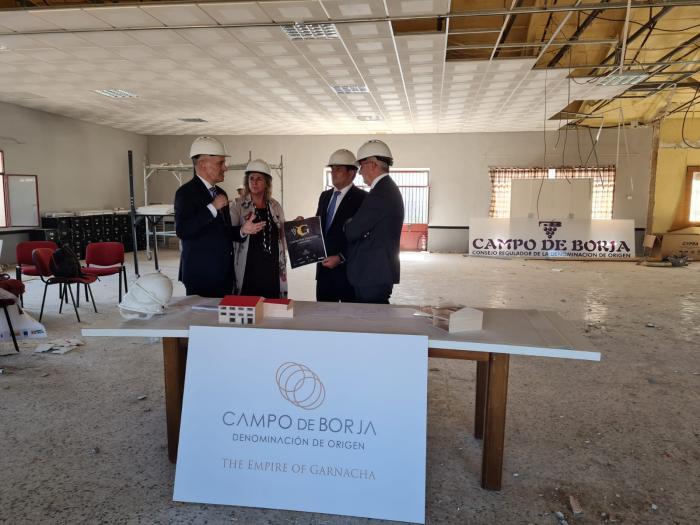 El consejero ha visitado las obras de ampliación de la sede de la DOP Campo de Borja.