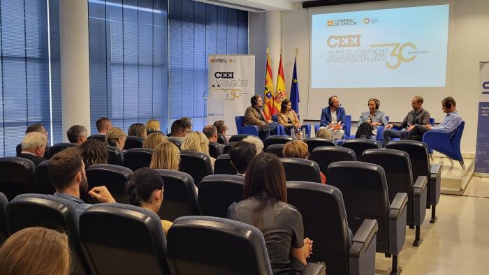 Marta Gastón junto a Celia García y las empresas participantes en la mesa redonda del acto del 30º aniversario en Huesca