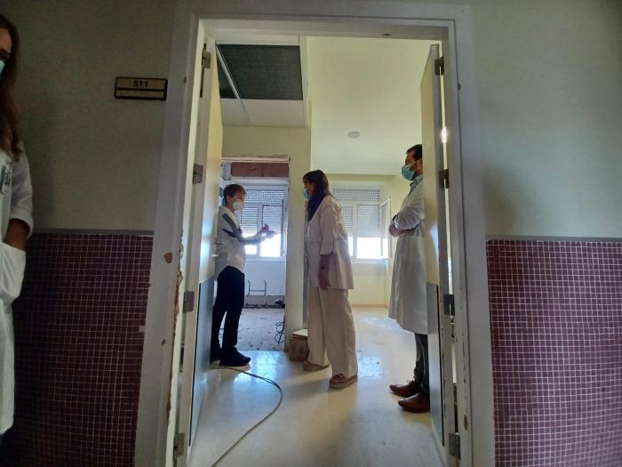 La consejera de Sanidad durante su visita a las obras de remodelación de la planta de Psiquiatría
