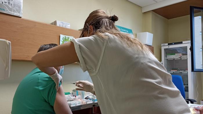 Vacunación de profesionales sanitarios en el Hospital Clínico de Zaragoza.