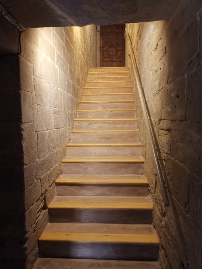 Escaleras de acceso a la sala de Doña Petronila