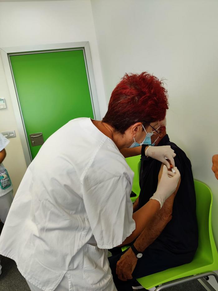 Un momento de la vacunación hoy en el centro de salud Fidel Pagés de Huesca.