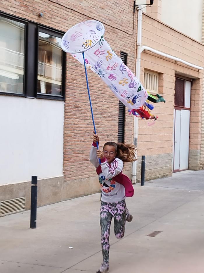 Imagen de las mangas de viento en las que han trabajado los niños y niñas para el 5º Encuentro de Consejos Aragoneses de Infancia y Adolescencia