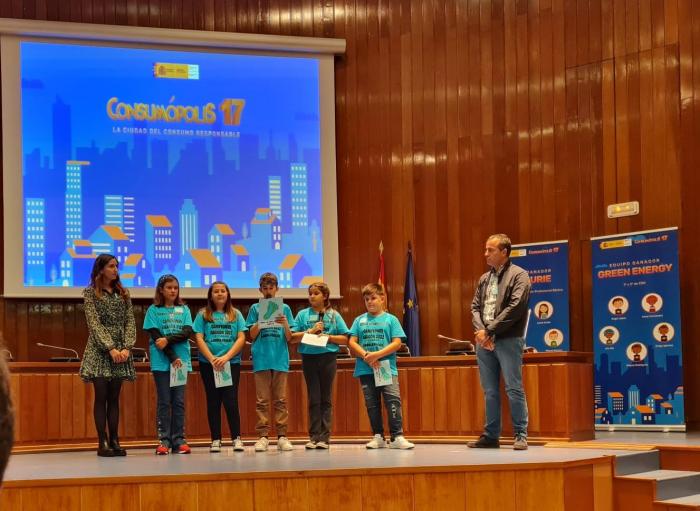 El equipo “Ambelericos” del colegio de Ambel recibe el premio Consumópolis en el Ministerio de Consumo