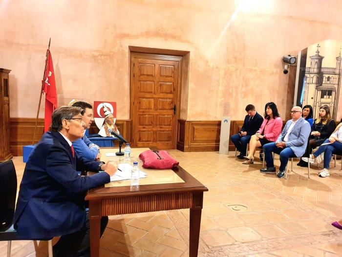 Aliaga firma la cesión de la hospedería del Papa Luna al Ayuntamiento de Illueca