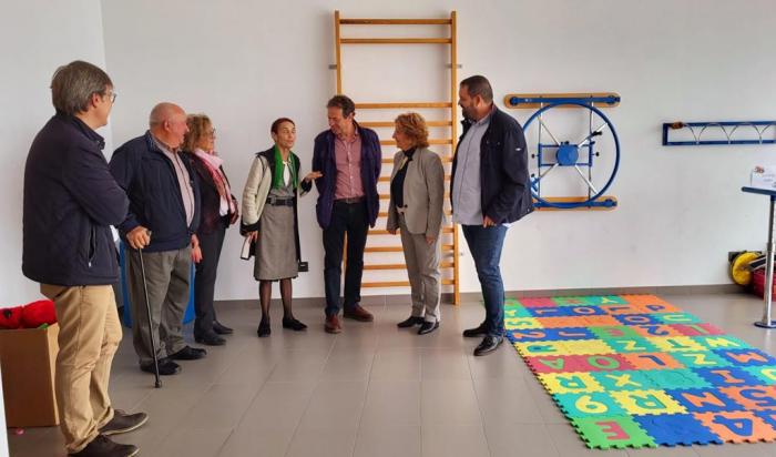 La consejera ha visitado el centro junto al alcalde de la localidad, José Eugenio Marín, y la presidenta de Cruz Roja en Aragón, Pilar Cintora