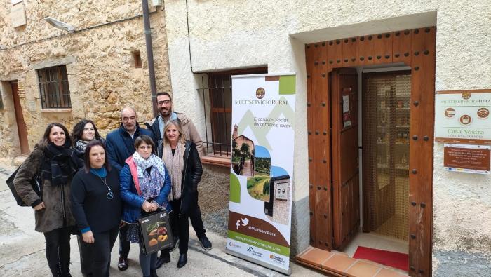 La directora de Promoción e Innovación Agroalimentaria, Carmen Urbano, ha visitado este viernes varios Comercios Adheridos a la Red de MultiServicios Rurales en la provincia de Teruel.