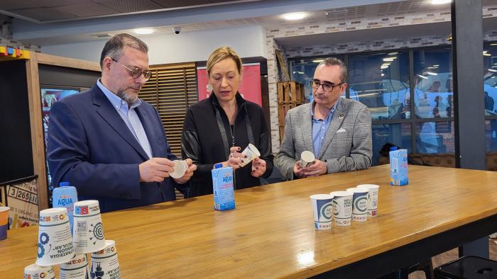 Raúl Benito, Marta Gastón y Miguel Luis Lapeña con los vasos de la campaña de difusión de Aragón Circular