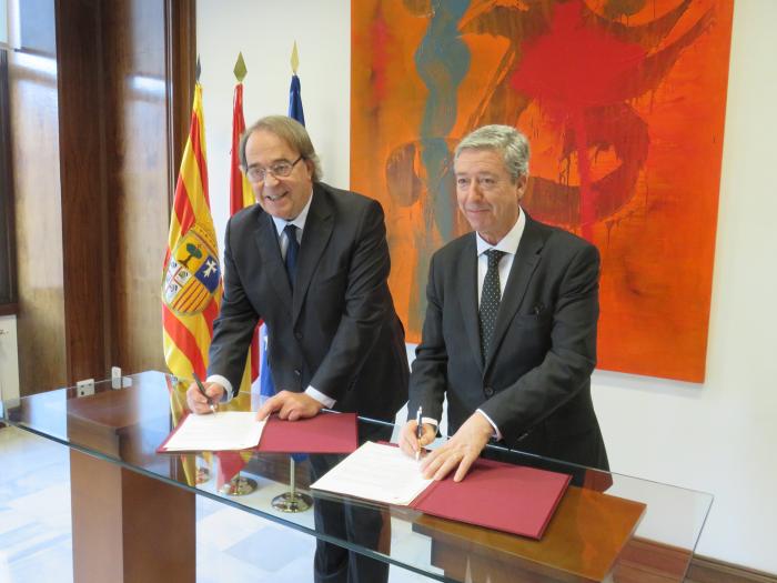 Carlos Pérez Anadón y Alfonso Peña, firmando el convenio de colaboración.