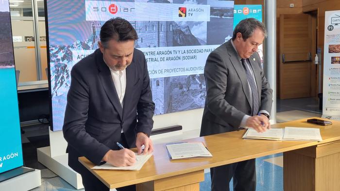 Francisco Querol y Luis Lanaspa en la firma del acuerdo entre CARTV y SODIAR