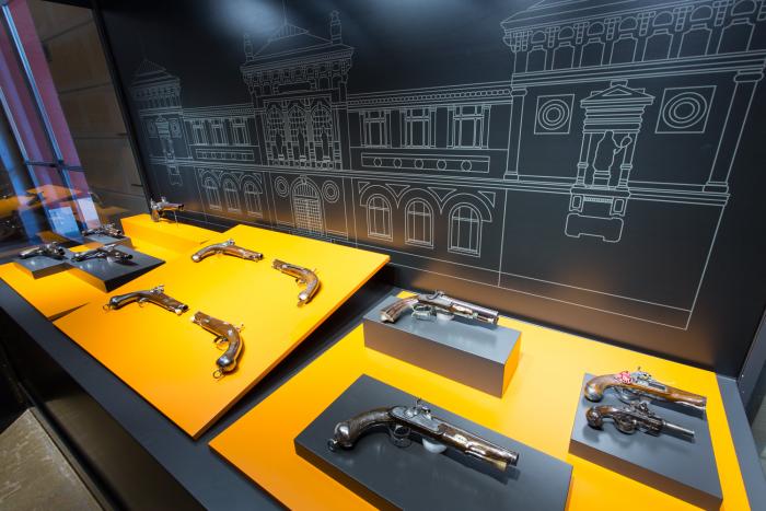 Vitrina con las doce pistolas en el Museo de Zaragoza