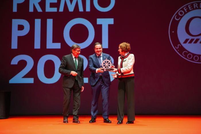 Aliaga y Molinero entregan el Premio Pilot 2023 a José Luis Lapetra, de Coferdrofa