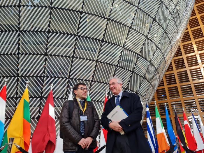 Javier Lorén y Joaquín Olona, en el edificio del Consejo Europeo.