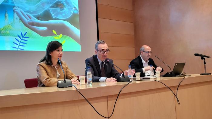 Celia García, Miguel Luis Lapeña y Eloy Fernández en la sesión de trabajo en torno al programa Resource