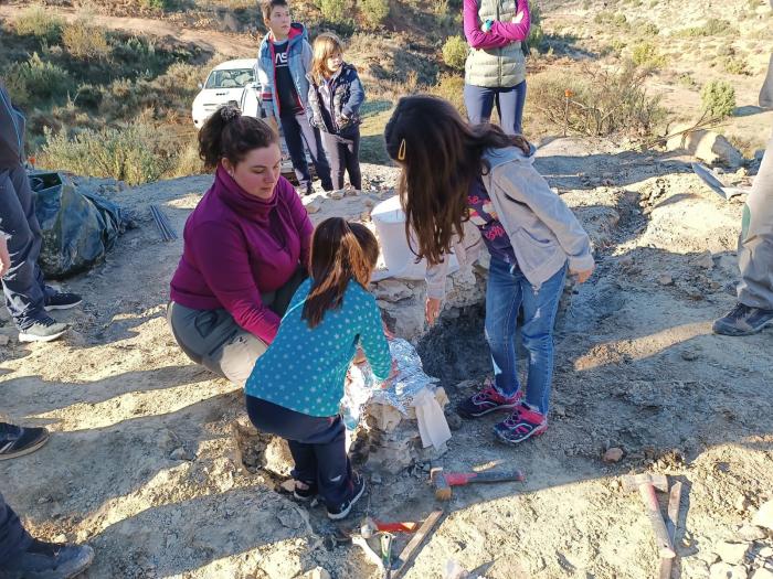 Foto de archivo de la actividad didáctica Fundación Dinópolis con los alumnos del CRA TURIA en el yacimiento El Carrillejo, en Riodeva (Teruel).