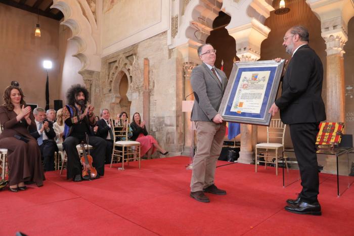 Javier Lambán entrega el Premio Aragón al director de la Revista Turia