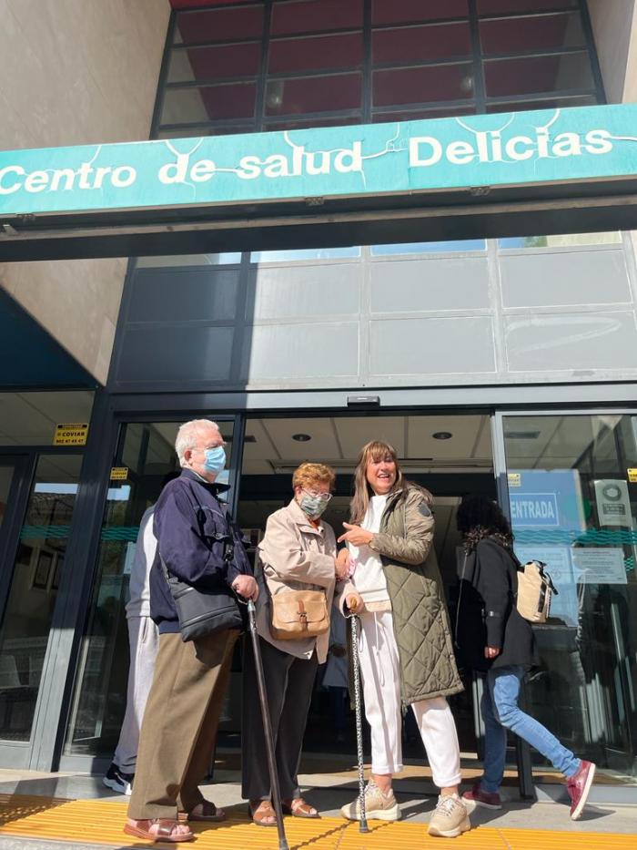 Repollés junto con dos usuarios del centro de salud "Delicias Sur"