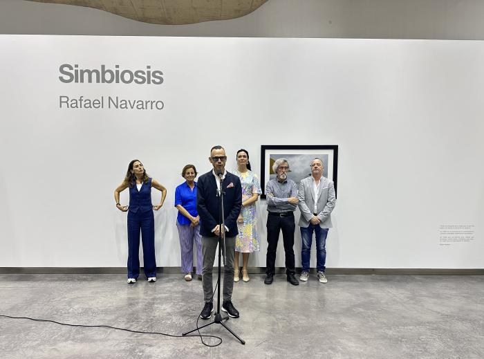 Pedro Olloqui en la inauguración de la exposición 'Simbiosis' en el CDAN