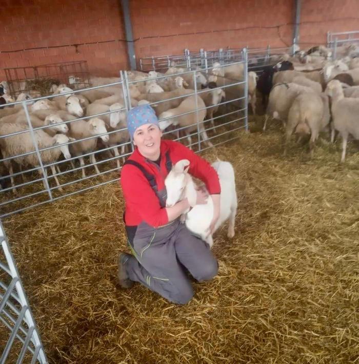 M Cristina Lucacci, ganadera  de ovino en Camañas, Teruel