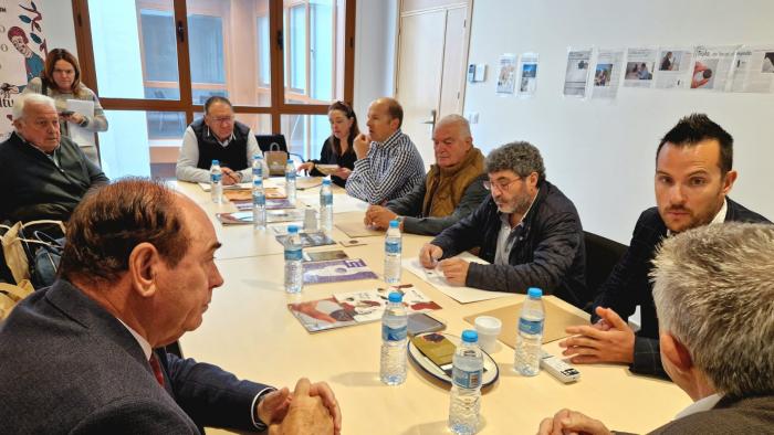 Image 1 of article El Consejero de Agricultura, Ganadería y Alimentación, Angel Samper, visita la CRDOP Jamón de Teruel y ATRUTER  en Sarrión, centro internacional de la trufa