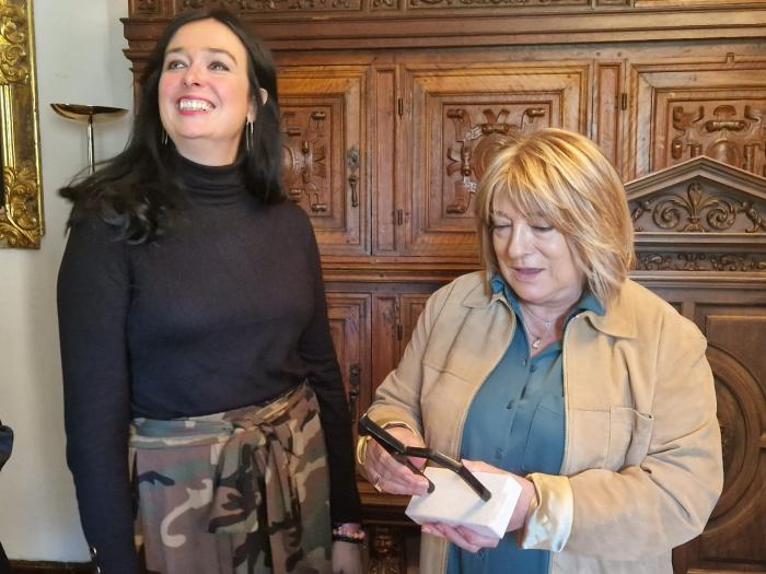 Lorena Orduna y Tomasa Hernández, durante la visita de la consejera este viernes al Ayuntamiento de Huesca.