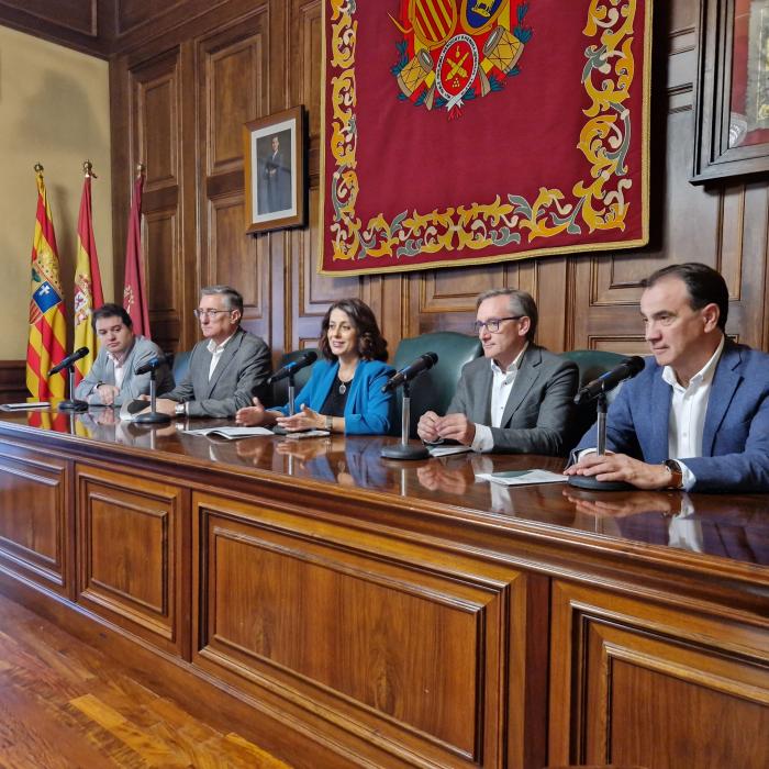 Blasco (segundo por la izda.), en la presentación del Congreso del Bienestar y el Amor en Teruel.
