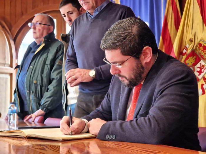 Alejandro Nolasco, en la firma en el Ayuntamiento de Utrillas