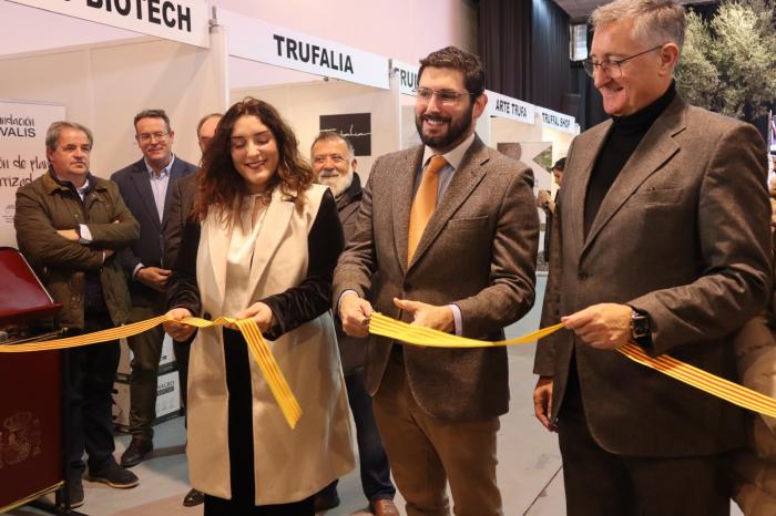 Nolasco y Blasco han inaugurado la Feria de la Trufa junto a la alcaldesa de Sarrión, Estefanía Doñate.