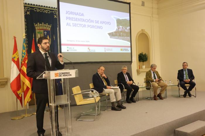 Alejandro Nolasco, vicepresidente del Gobierno de Aragón, da la bienvenida a los asistentes a la jornada de apoyo al sector del porcino