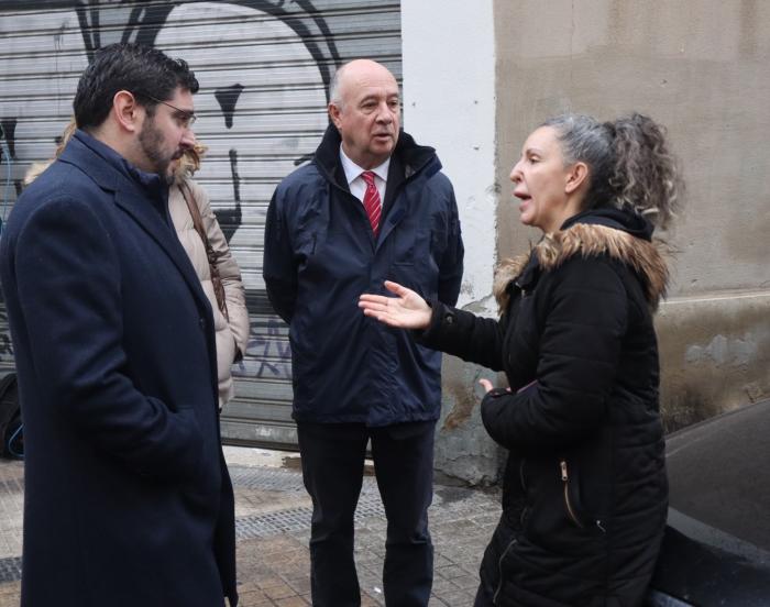 Alejandro Nolasco conversa con otras de las vecinas afectadas de la calle Montañés