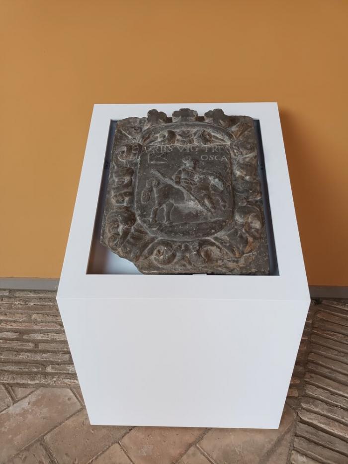El Museo de Huesca renueva su exposición permanente con la exhibición de estos dos escudos en su patio interior.