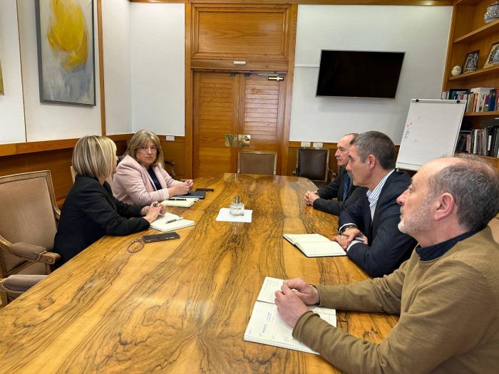 Reunión de las consejeras de Interior de Aragón y Navarra, junto a los directores generales, este lunes en el edificio Pignatelli.