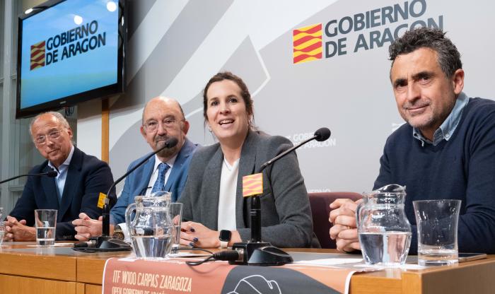 Cristina García, directora general de Deporte, durante la presentación del Open Gobierno de Aragón junto a los organizadores del torneo.