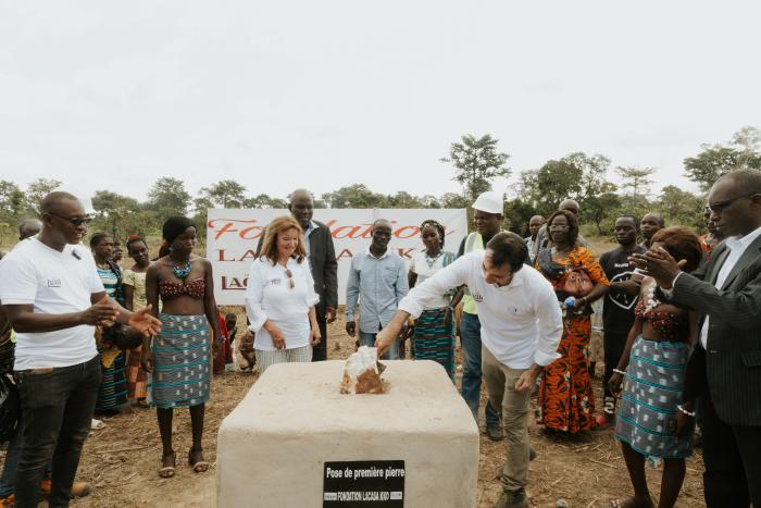 Imagen del acto en el que se puso la primera piedra de la escuela que la Fundación Lacasa KKO construye en Bocanda