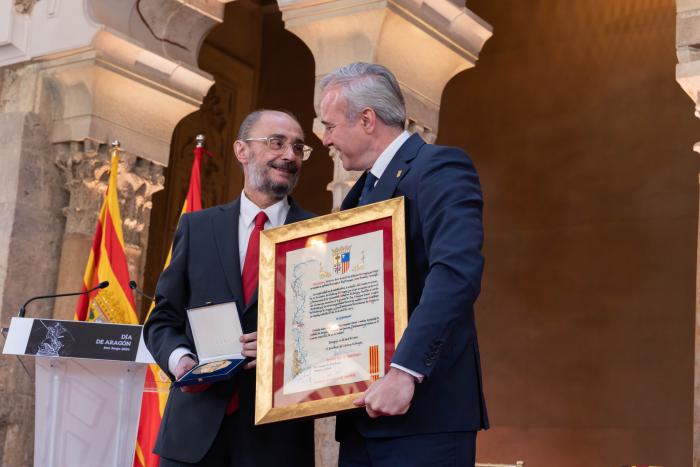 Jorge Azcón durante el acto del Día de Aragón en el Palacio de la Aljafería de Zaragoza entregando la Medalla de Aragón a Javier Lambán