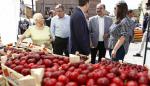 El Presidente de Aragón visita la I Feria de la cereza y el ajo verde de Ricla y aplaude el empuje de los productores 