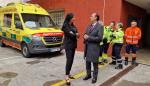 La alcaldesa de Huesca y el consejero de Sanidad, ante una de las ambulancias