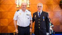 Antonio Rúa recibe la condecoración de manos del jefe superior del Cuerpo Nacional de Policía de Aragón, Juan Carlos Hernández