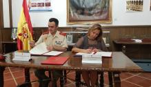 Firma del convenio para el XXIX Curso Internacional de Defensa entre la consejera Mayte Pérez y el general director Manuel Pérez López