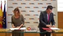 Mayte Pérez y Luis Zubieta, en la firma de los convenios entre el Gobierno de Aragón y la FAMCP