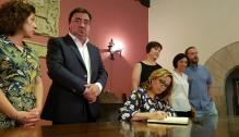 La consejera Mayte Pérez firma en el Libro de Honor del Ayuntamiento de Cantavieja