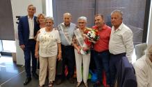 María Victoria Broto con los mayores homenajeados por la Asociación 3ª Edad de Binéfar y Comarca