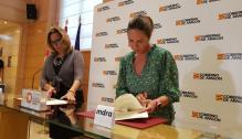 Acto de la firma del contrato entre la consejera Mayte Pérez y la compañía Indra para digitalizar los registros civiles de once partidos judiciales de Aragón