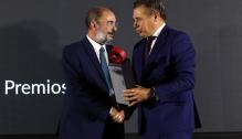 Lambán recoge el premio en la IV Edición de la Noche del Clúster de Automoción de Aragón