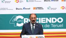 Lambán inaugura la exposición "40 años Creciendo en la provincia de Teruel