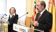 La videpresidenta primera y ministra de Economía, Nadia Calviño, y el presidente de Aragón, Javier Lambán ofrecen una rueda de prensa, tras el encuentro mantenido