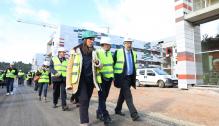 El Presidente Lambán visita las obras del hospital de Teruel