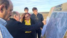 Mayte Pérez visita la futura vía de acceso entre Cella y el aeropuerto de Teruel