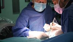 Los neurocirujanos Carlos Fuentes Uliaque y Juan A. Alberdi durante el implante del nuevo dispositivo.